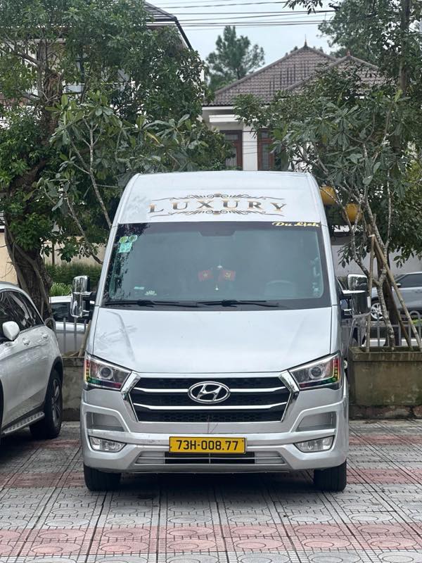 Xe limousine Solati 9 chỗ màu bạc nhìn chính diện