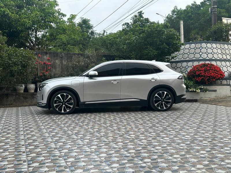 Xe gầm cao 5 chỗ màu trắng của nhà xe Hiếu Thơ