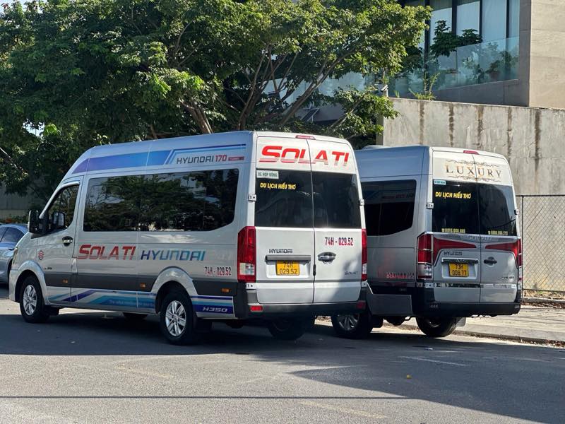 Hai xe limousine Solati đỗ cạnh nhau bên đường