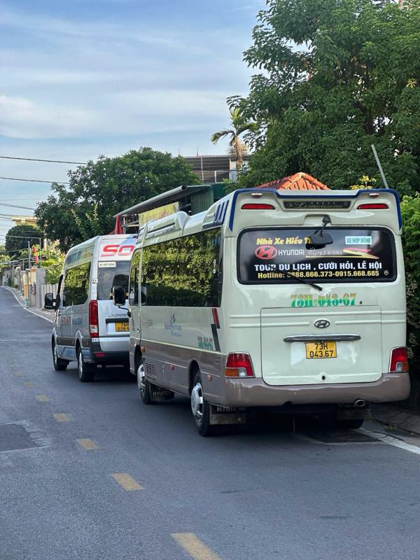 Xe 29 chỗ và xe limousine Solati của nhà xe Hiếu Thơ đỗ ven đường