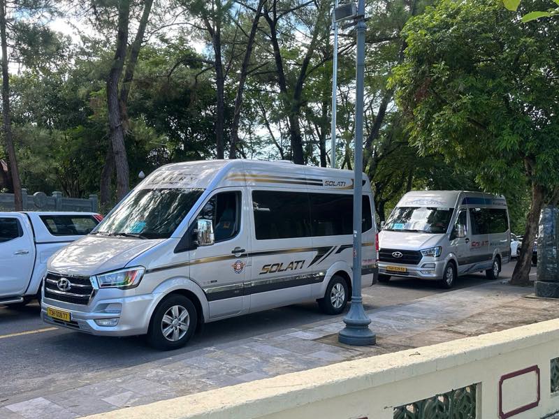 Hai xe limousine Solati của nhà xe Hiếu Thơ đỗ trên cầu
