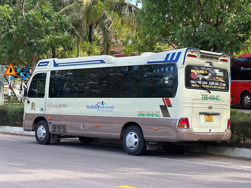 Xe khách Hyundai County 29 chỗ của nhà xe Hiếu Thơ nhìn từ bên hông