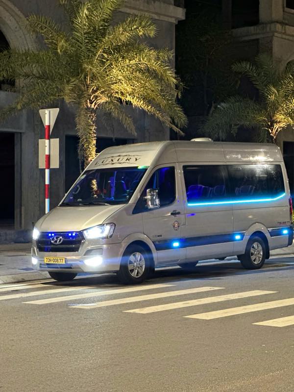 Xe limousine Solati 9 chỗ chụp ban đêm với dải đèn LED xanh