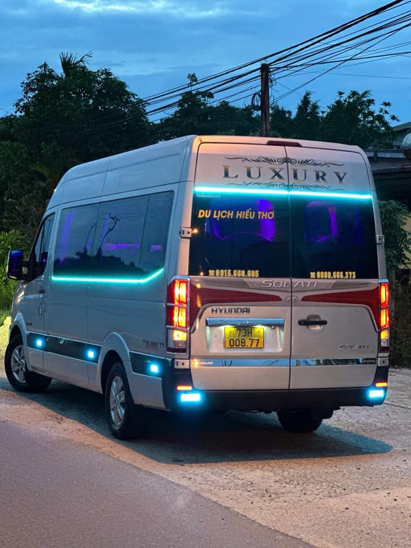 Đuôi xe limousine Solati của nhà xe Hiếu Thơ chụp lúc chạng vạng
