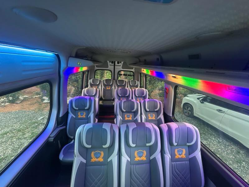 Khoang ghế da hạng thương gia trên xe limousine Solati với đèn LED nhiều màu