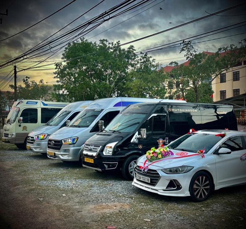 Dàn xe của nhà xe Hiếu Thơ xếp hàng với xe hoa cưới kết hoa đỏ đứng đầu